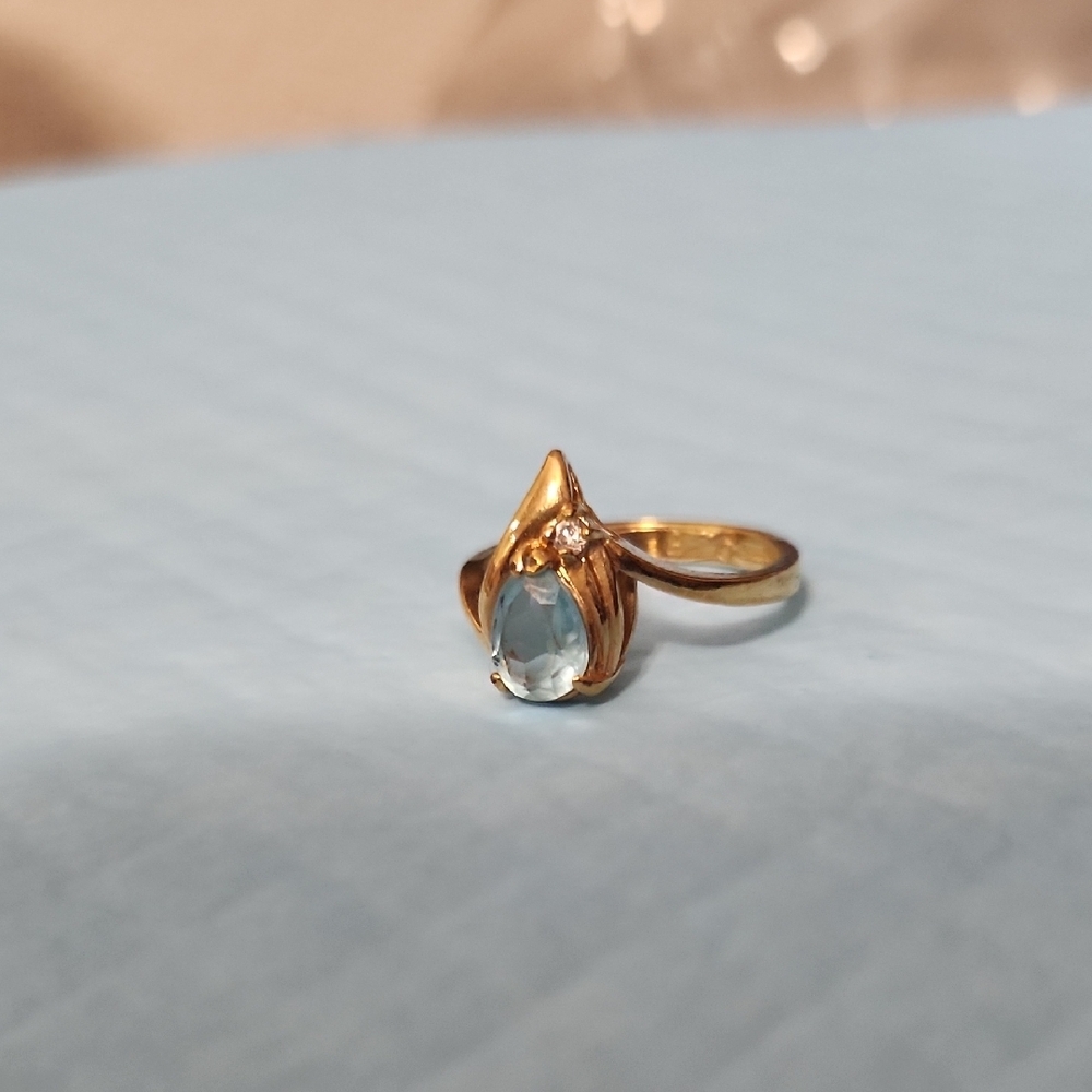 Elegant Gold and Blue Gemstone Ring